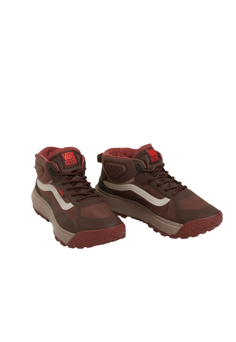 Brązowe sneakersy high-top z materiału tekstylnego i gumowego, z białym pasem po boku i teksturowaną podeszwą zapewniającą przyczepność. Czerwone logo na języku.