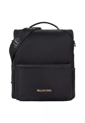 Borsa Valentino nera a forma quadrata con manico superiore, tasca frontale con zip e tracolla larga con logo.