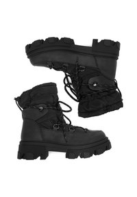 Melnas zābakus ar pūkainu augšdaļu un biezu zoli. Iekļautas funkcijas ir auklas un metāla akcenti, izgatavoti no sintētiskiem materiāliem.