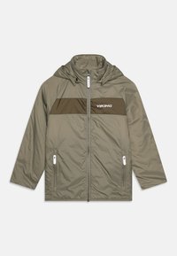 Veste légère olive avec capuche, présentant un panneau de poitrine vert foncé, une fermeture éclair à l'avant et deux poches latérales. Logo "VIKING" présent.