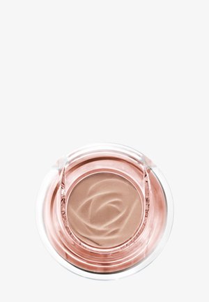 Glänzender runder Behälter mit schrägen, transparenten Seiten, der ein beigefarbenes Creme-Make-up-Produkt mit glatter, gewirbelter Textur enthält.