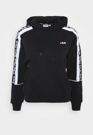 Hoodie noir FILA avec une bande blanche et un logo sur les manches, poche avant, capuche avec cordon de serrage, et petit logo sur la poitrine en rouge et blanc.