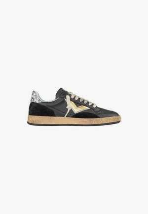 Sneaker nera in pelle con un accento dorato e un tallone glitterato, lacci beige e suola dorata texturizzata.