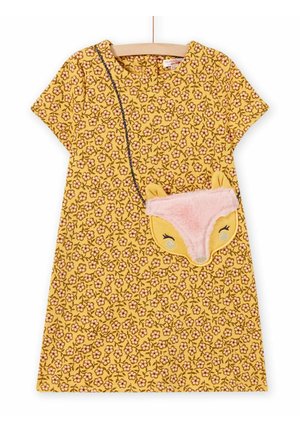 Robe jaune à manches courtes avec motif floral rose et sac en forme de visage de renard rose et jaune fixé sur une sangle noire.