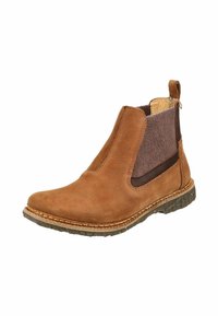 Hnědé kožené kotníkové boty s elastickými bočními panely, texturovanými látkovými akcenty a robustní gumovou podrážkou se dekorativním prošíváním.