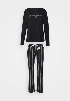 Zwart langoliem top met witte tekst "Jij bent mooi" en een hartje; bijpassende zwarte broek met verticale witte en blauwe strepen en een koord.