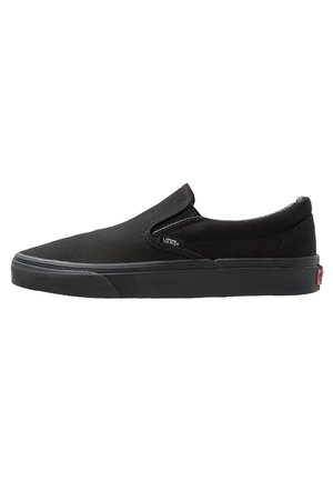 Černé slip-on tenisky Vans s plátěným svrškem, gumovou podrážkou a malou značkovou cedulkou na boku blízko elastického panelu.
