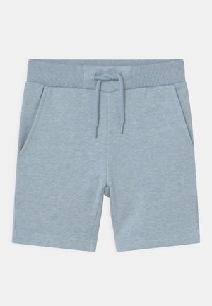Shorts bleu clair en tissu doux, avec une ceinture élastique à cordon de serrage et deux poches latérales. Texture lisse avec une coupe décontractée.