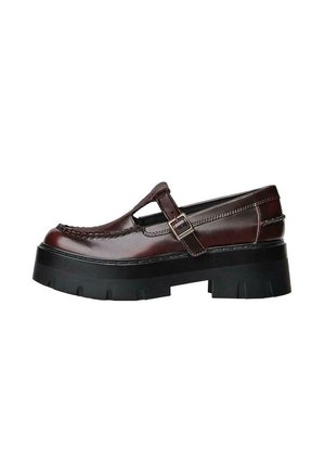 Bordeaux leren platform schoenen met een T-strap, gespsluiting en contrasterende zwarte rubberen zool. Kenmerkt zich door gestikt detail op de voorkant.