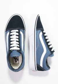 Sneakers med en marinblå och ljusblå canvasöverdel, vita detaljer, front i mocka och vit gummisula. Har en klassisk snörningsdesign.