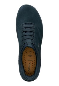 Sneaker in camoscio blu scuro con tessuto testurizzato, lacci elastici e soletta perforata marrone, dotato di logo di ventilazione e branding.
