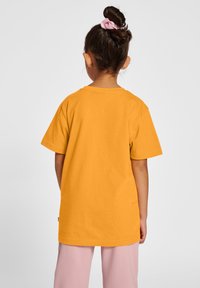 Hummel TRES  S/S - T-shirt print - butterscotch