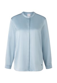 Chemise bleu clair à manches longues en matériau satiné. Elle présente un col rond, une fermeture à boutons sur le devant et un ourlet incurvé. Aucun motif ni accent.