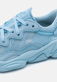 adidas Originals OZWEEGO KIDS - Sneakers - clear sky/collegiate green