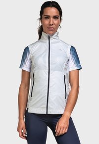 Veste coupe-vent blanche à manches courtes avec des accents sombres, des zips latéraux et des manches bleu dégradé. Tissu léger avec une texture lisse.