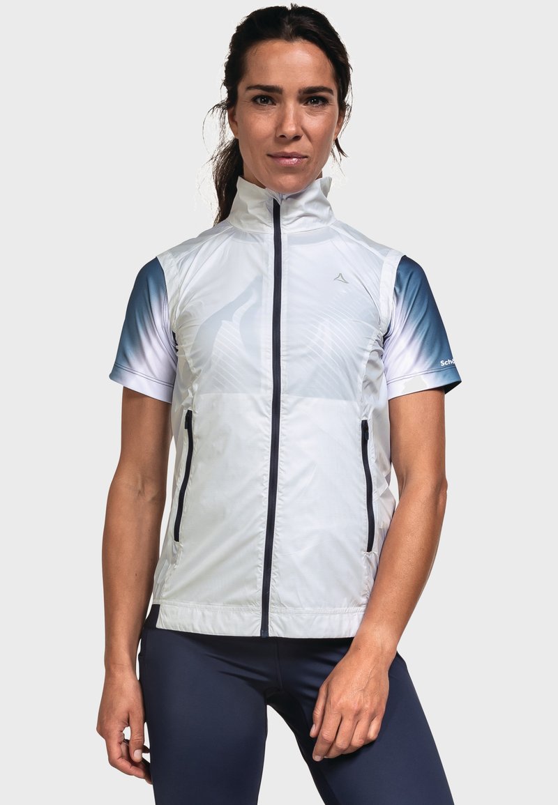 Veste coupe-vent blanche à manches courtes avec des accents sombres, des zips latéraux et des manches bleu dégradé. Tissu léger avec une texture lisse.