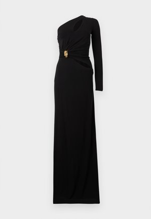 Schwarzes bodenlanges Kleid mit asymmetrischem langen Ärmel, Ausschnitten an Brust und Taille sowie goldener dekorativer Gürtelschnalle.