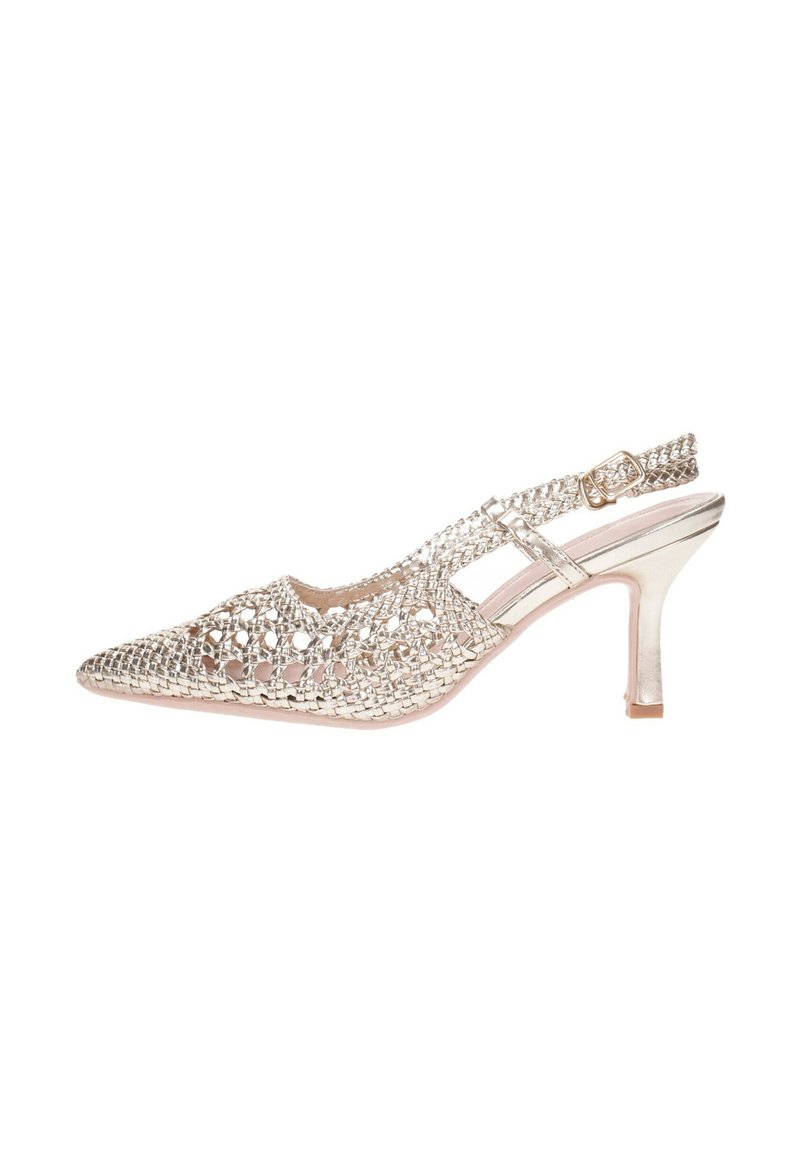 Décolleté con cinturino slingback in materiale metallico intrecciato, punta affusolata, tacco sottile e cinturino regolabile con dettagli in metallo dorato.