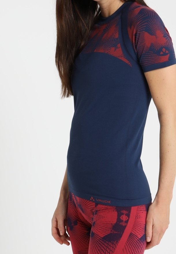 Marinblå kortärmad topp med röda mönstrade detaljer på axlarna. Lätt och elastisk tyg med sömlös design för komfort.