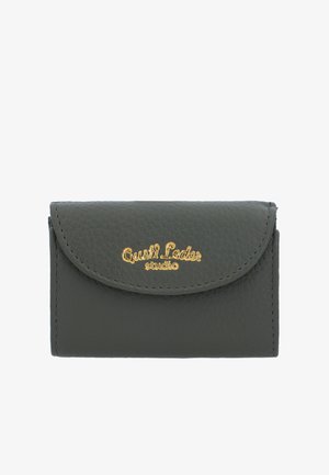 Portefeuille en cuir gris foncé avec rabat rabattable et texte doré "Gusti Leder studio" sur le devant.