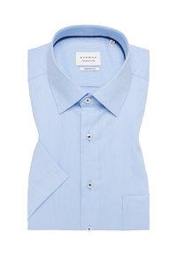 Lichtblauw Eterna shirt met een comfortabele pasvorm, voorzien van een gestructureerde kraag, korte mouwen en een knoopsluiting met eenvoudige knopen.