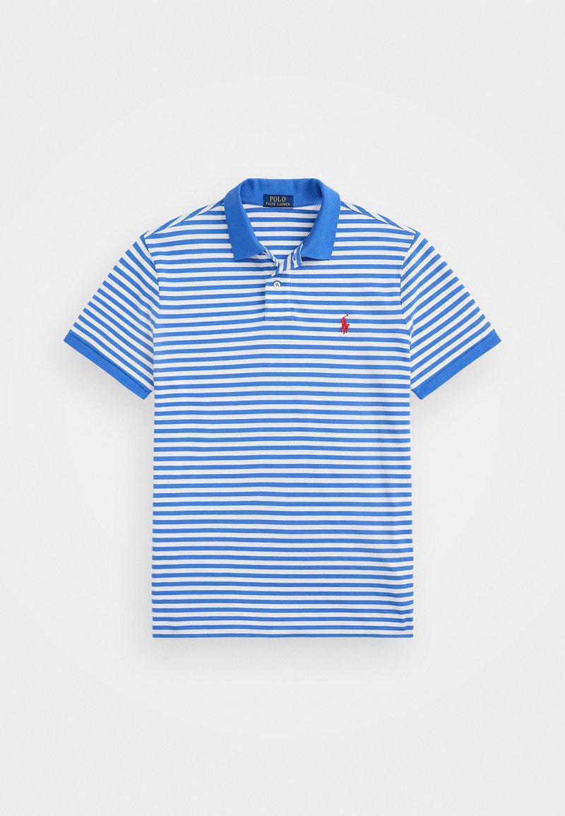 Blå och vit randig polo t-shirt med korta ärmar, med en enfärgad blå krage och en liten röd logotyp på vänster bröst.