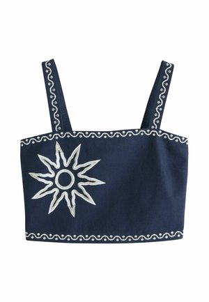 Top corto blu navy con spalline larghe, sole bianco ricamato a sinistra e bordo ondulato bianco lungo i bordi e le spalline.