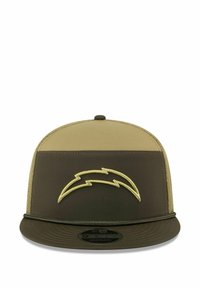 Olivgrüne und beige Snapback-Cap mit einer erhöhten gelben Blitzstickerei auf der Vorderseite, flacher Schirm und strukturiertem Stoff.