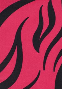 Vaaleanpunainen kangas, jossa on rohkeita mustia liekkimäisiä kuvioita. Materiaalilla on sileä pinta ja elävä värikontrasti.