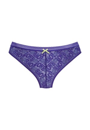 Paarse kanten string met een "LOVE"-tekstpatroon, gegolfde randen en een contrasterende gele strik in het midden aan de voorkant.