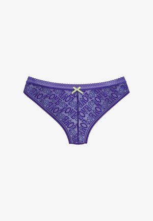 Tanga de encaje morado con un patrón de texto "LOVE", bordes ondulados, y un lazo amarillo contrastante en el centro frontal.