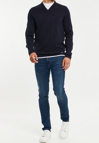 Threadbare Sweter