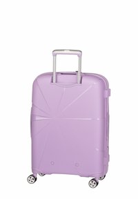 Harde koffer in licht lavendel, met een gestructureerd stervormig ontwerp, uitschuifbare handgreep en vier multidirectionele wielen.