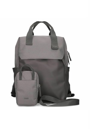 Grijze bicolore rugzak met dubbele handgrepen aan de bovenkant en een voorste ritsvak, vergezeld van een kleinere bijpassende schoudertas met handgrepen en schouderband.