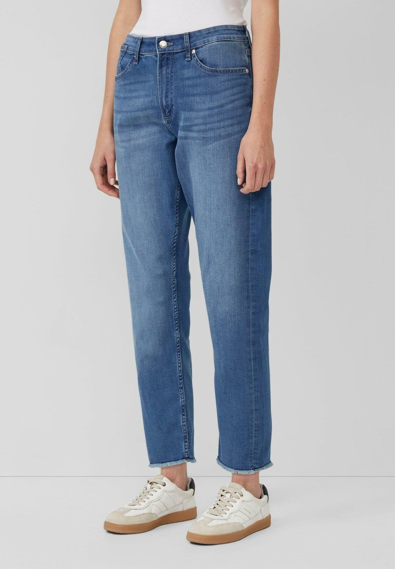 Svetlomodré denimové rifle s voľným strihom, s klasickým dizajnom piatich vreciek, pútkami na opasok a mierne roztrhnutým lemom pri členku.