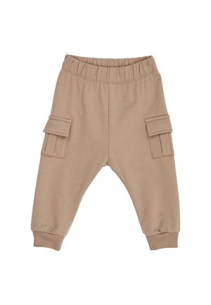 Beige Kleinkinderhose mit elastischem Bund, Cargotaschen auf jeder Seite und gerippten Bündchen an den Knöcheln auf weißem Hintergrund.