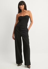 NA-KD KREMPELBARE - Pantaloni - black