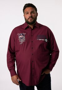Camicia bordeaux a maniche lunghe con bottoni, dettagli ricamati di montagna e testo, caratterizzata da bottoni neri e una vestibilità rilassata.
