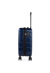 Maleta rígida de color azul marino con diseño texturizado, cremallera negra, mango retráctil y cuatro ruedas para mayor movilidad.