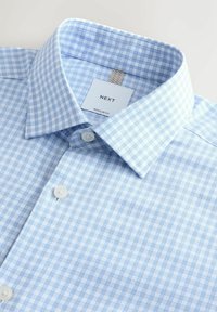 Svetlomodrá košeľa s károvaným vzorom gingham, klasickým golierom, bielymi gombíkmi a štítkom označeným "NEXT", vyrobená z bavlnenej tkaniny. Regular fit.