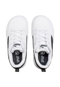 Scarpe da ginnastica bianche con accenti neri, punta perforata, fodera in tessuto testurizzato e tab per il tallone. Logo Puma sulla linguetta.