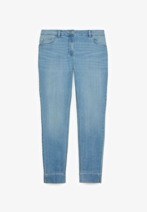 Blugi din denim albastru deschis cu croială conică, prevăzuți cu cinci buzunare, închidere frontală cu nasturi și o estompare subtilă de-a lungul picioarelor.