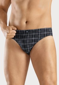 Schwarz-weiße karierte Schwimmslips mit einer taillierten Passform, die eine glatte Textur und ein Logo am Bund aufweisen.