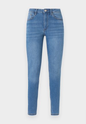 Jean skinny bleu clair taille haute avec cinq poches, fermeture à boutons et légère décoloration sur les cuisses et les genoux.