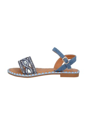 Sandali in denim blu con decorazioni di perline, design con punta aperta, cinturino alla caviglia e suola marrone, con bordo intrecciato in azzurro chiaro.