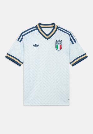 Maillot de football bleu clair de l'Italie avec une bordure bleu marine et or, bandes Adidas sur les épaules, logo Adidas et écusson de l'équipe nationale d'Italie sur la poitrine.