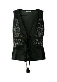 Must musta varrukateta pluus sügava V-kaelusega, lillemustriga tikand ees, vöökohast kokkitõmmatud ja kahe satsidega nööriga keskelt rippumas.