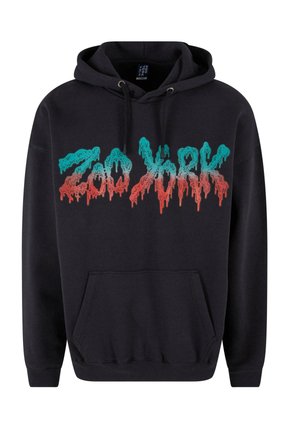 Sort hættejakke med et stort, farverigt, dryppende "Zoo York" grafik i teal og rød. Inkluderer en kengurulomme og ribbede manchetter.