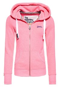 Sudadera rosa con cremallera hecha de un tejido suave. Cuenta con una capucha forrada en gris, cordones blancos, dos bolsillos frontales y puños acanalados. Logo destacado en el pecho.