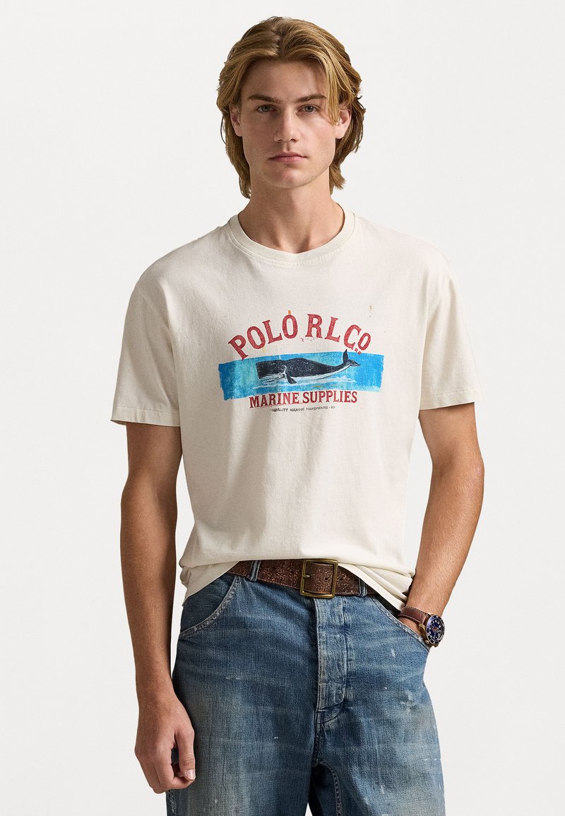 Polo Ralph Lauren - CLASSIC FIT JERSEY GRAPHIC T-SHIRT - T-Shirt print - deckwash white, Vergrößern